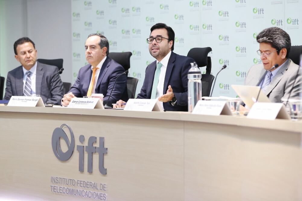 Algunos senadores no descartan que el ex presidente del IFT, Gabriel Contreras (tercero de izq. a der.) pueda repetir un periodo de cuatro años (ARCHIVO EL UNIVERSAL)