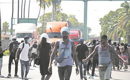 Migrantes bloquean vías para protestar contra el INM en Chiapas