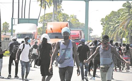 Migrantes bloquean vías para protestar contra el INM en Chiapas