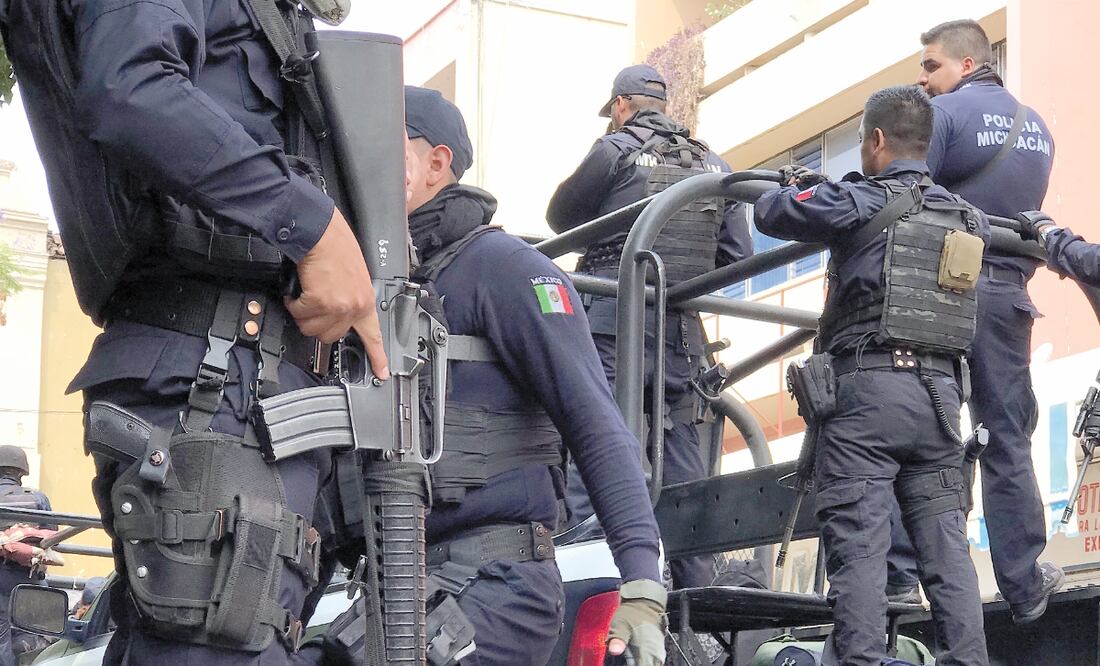 Debido a la violencia en el estado, cualquier golpe fuerte genera sobresalto, incluso en los policías que patrullan, quienes reaccionan y aprietan sus armas. FOTOS: CHARBELL LUCIO. EL UNIVERSAL