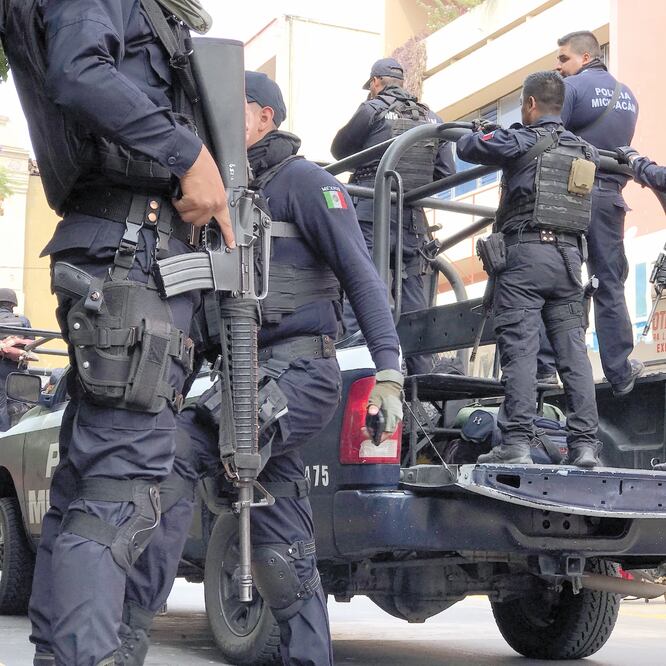 Debido a la violencia en el estado, cualquier golpe fuerte genera sobresalto, incluso en los policías que patrullan, quienes reaccionan y aprietan sus armas. FOTOS: CHARBELL LUCIO. EL UNIVERSAL