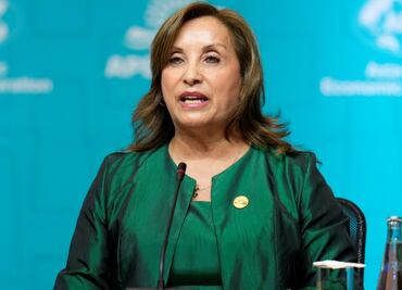 Presidenta de Perú llega al velatorio de Mario Vargas Llosa; familia llevará el duelo en la intimidad