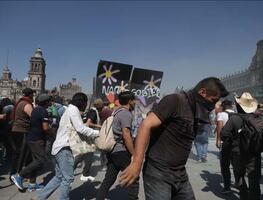 Manifestantes logran derribar las vallas metálicas soldadas de Palacio Nacional; se enfrentan con policías