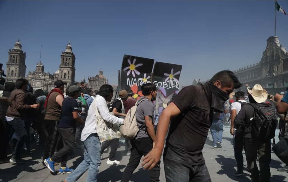 Encapuchados derriban las vallas metálicas del Zócalo capitalino, el sábado 15 de noviembre de 2025. Foto: Carlos Mejía/EL UNIVERSAL