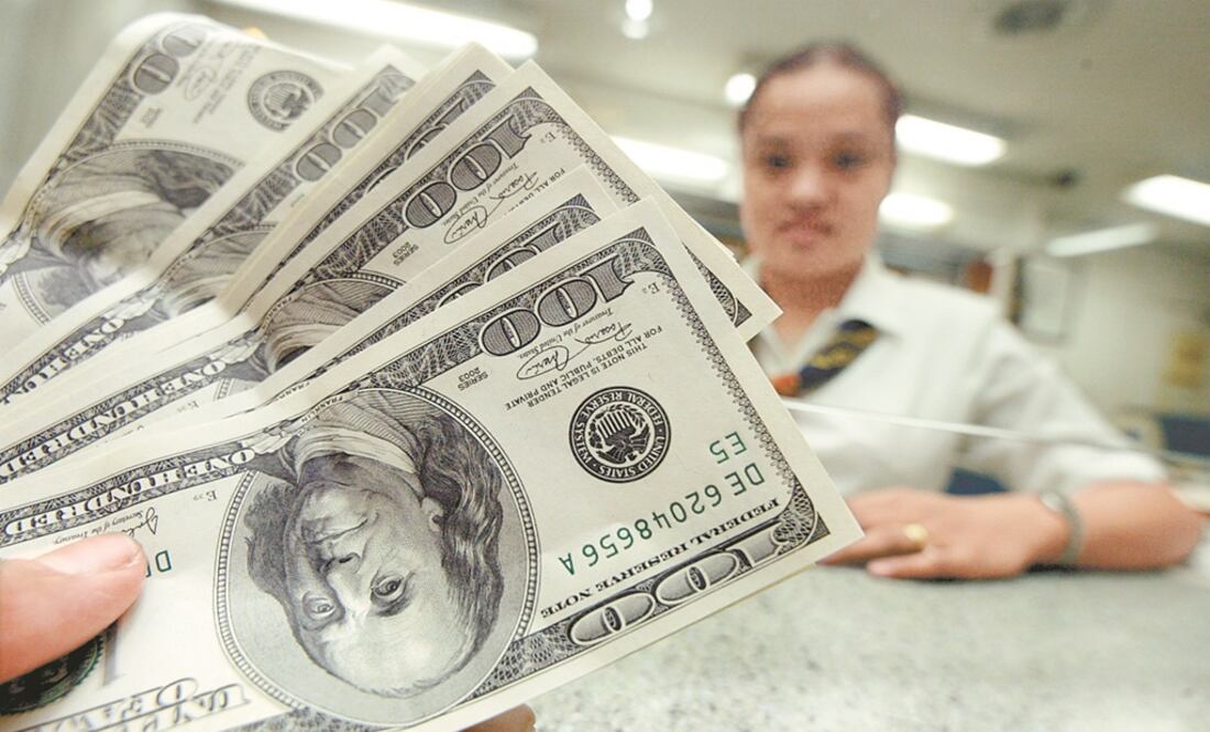 Photo: Cashier looking at dollars - Mike Alquinto/EFE