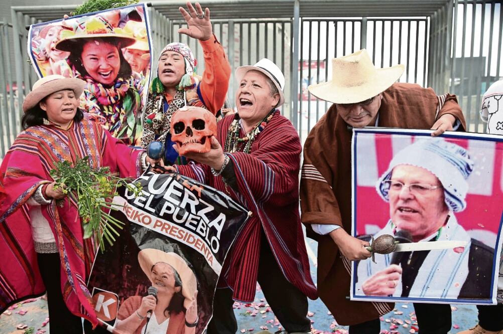 Un grupo de chamanes peruanos se enfrentaron ayer en un duelo de rituales para contribuir al triunfo de los candidatos presidenciales Keiko Fujimori o Pedro Pablo Kuczynski, en Lima (MARTÍN MEJÍA. AP)