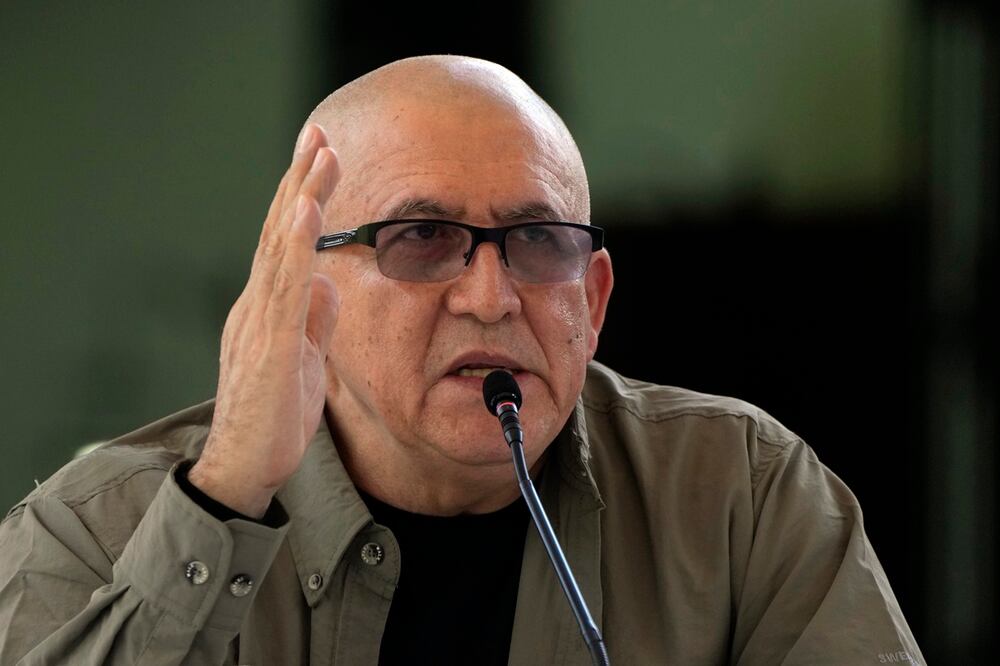 "Antonio García" comandante del Ejército de Liberación Nacional de Colombia, habla con los medios de comunicación tras firmar un acuerdo con el gobierno colombiano, en Caracas, Venezuela, el 4 de octubre de 2022. Foto: AP