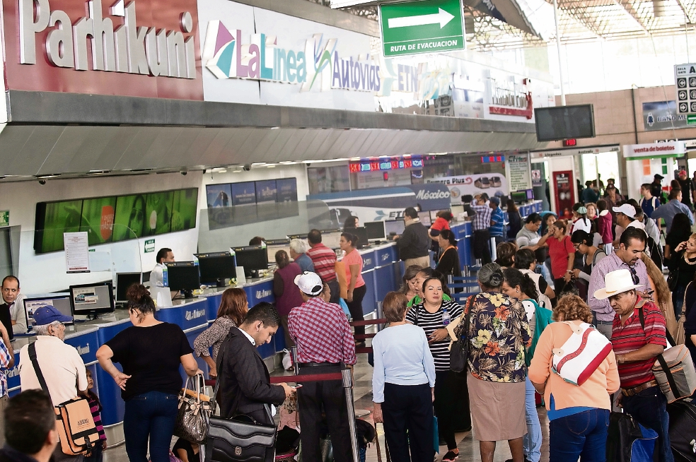 Usuarios del transporte exigen la intervención de las autoridades; se dicen afectados en su trabajo y en lo personal (ARMANDO SOLÍS. EL UNIVERSAL)