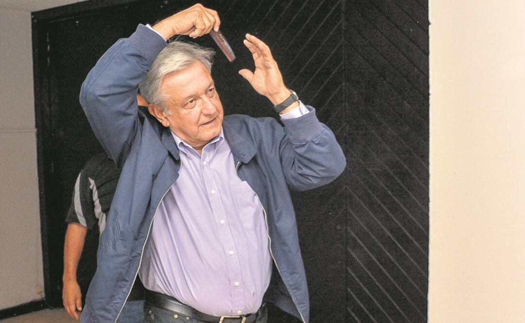 El aspirante presidencial de Morena-PES-PT, Andrés Manuel López Obrador, a la salida de su encuentro con simpatizante en el hotel Real de Minas. Foto: MARIO VALDÉS. EL UNIVERSAL