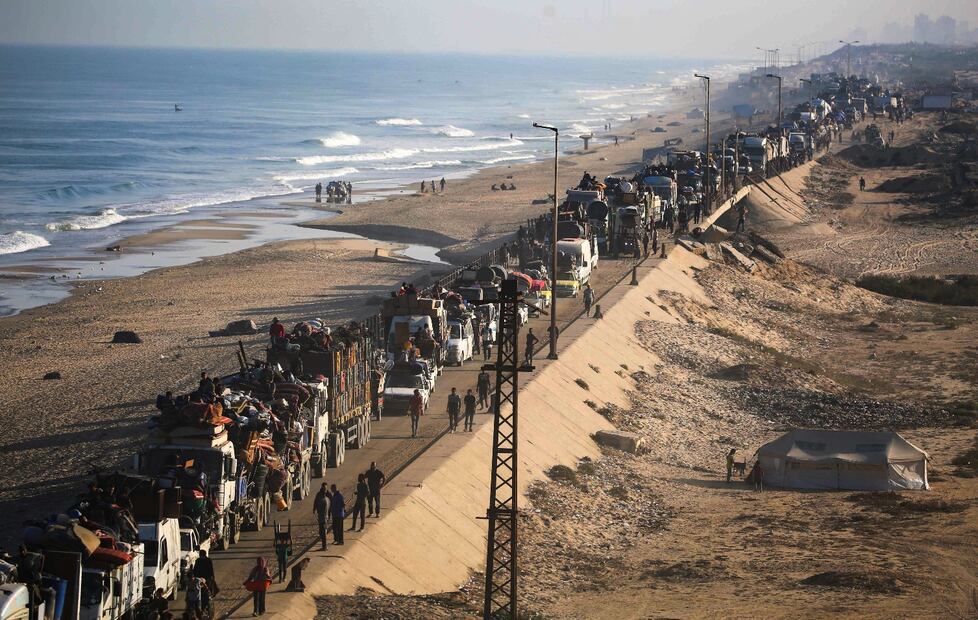 Miles de palestinos en autos, carretas o a pie huyen de la Ciudad de Gaza, tras la intensificación de los ataques del ejército israelí en las últimas horas, el jueves 18 de septiembre de 2025. Foto: AFP