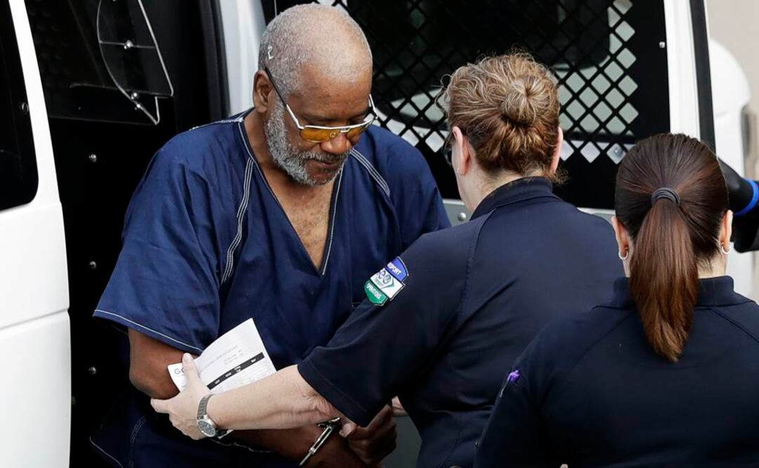 James Mathew Bradley Jr. (izquierda) es escoltado por policías hacia un tribunal federal para una audiencia. Foto: AP