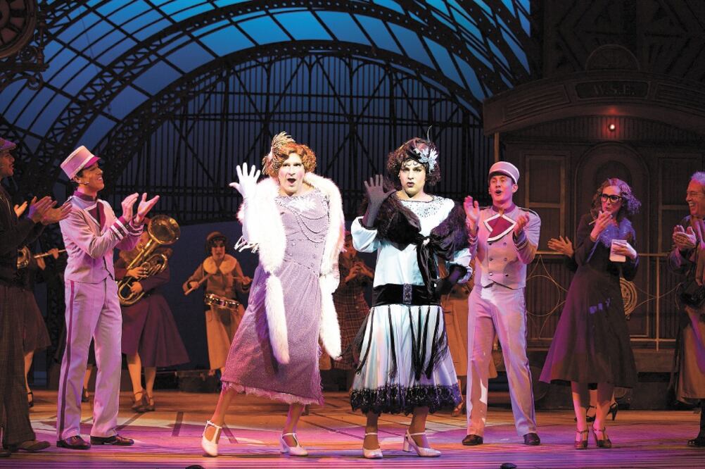 El público aclamó el trabajo del elenco en la primera noche de la obra de teatro. Foto/ESPECIAL