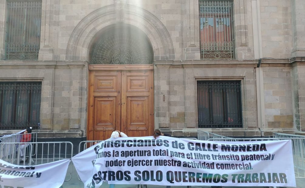 Comerciantes toman accesos de Palacio Nacional en la calle Moneda. 4 de marzo de 2026. Foto: Eduardo Dina | El Universal