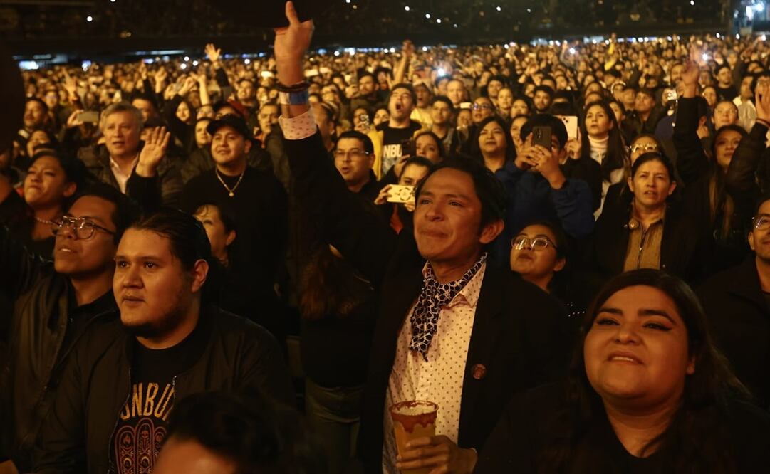 Los fans del cantante soportaron la lluvia con tal de verlo en vivo. Foto: Gabriel Pano/ EL UNIVERSAL.