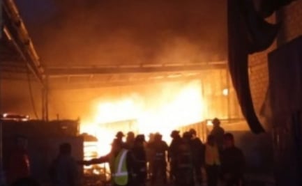 Reportan incendio en bodega de desperdicios industriales en Iztapalapa 