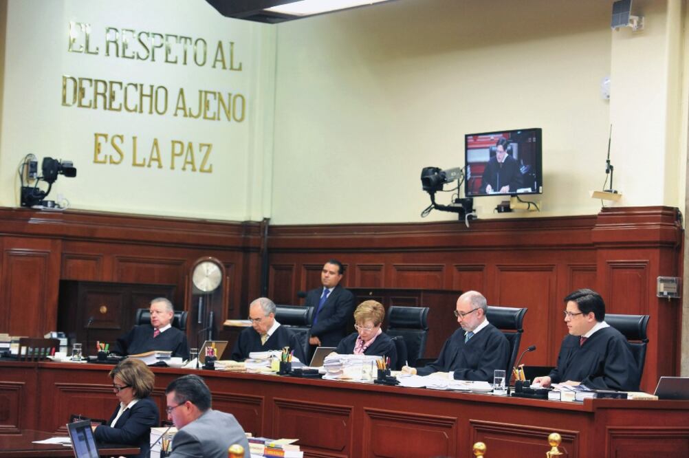 De acuerdo con el artículo 52 de la Ley General de Responsabilidades Administrativas, los funcionarios deben notificar cuando reciben un obsequio a los órganos de control interno (ARCHIVO EL UNIVERSAL)