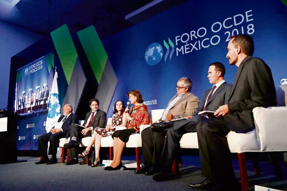 Gabriela Ramos, directora de la OCDE (cuarta de izq. a der.), ayer junto con representantes de los candidatos presidenciales, al entregar las propuestas del organismo, que dijo son para generar debate. (YADÍN XOLALPA. EL UNIVERSAL)