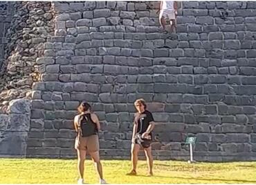 VIDEO Turistas suben al Castillo de Chichén Itzá en Yucatán a pesar de estar prohibido; fueron detenidos