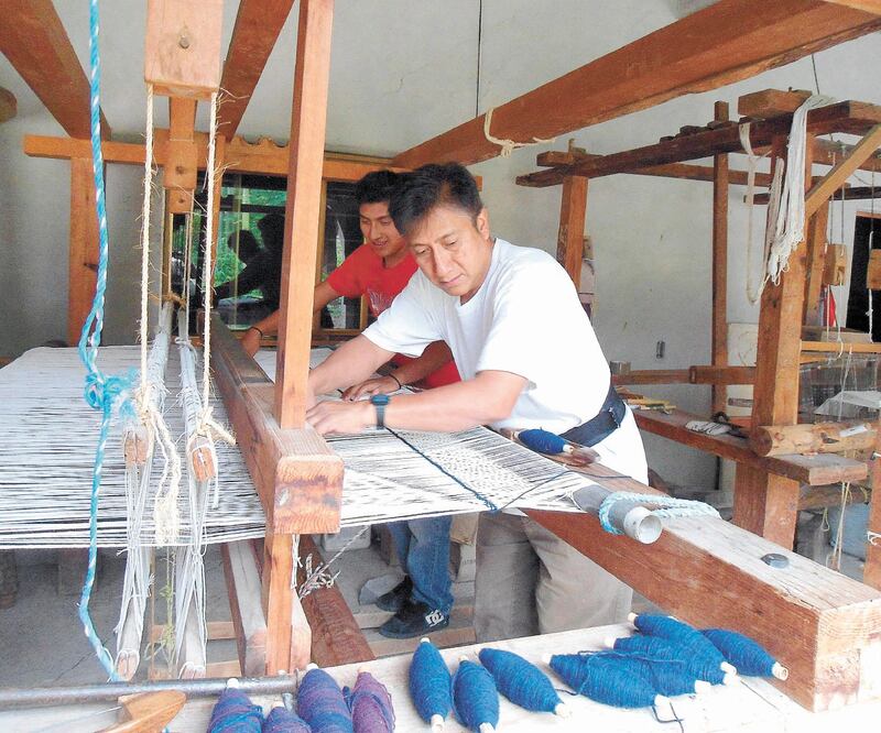 El Centro de Arte Textil Zapoteco Bii Dauu, con sede en Teotitlán del Valle, Oaxaca, está conformado por 10 artesanos que crean piezas, especialmente, con cochinilla, índigo y planta de pericón. CORTESÍA CENTRO DE ARTE TEXTIL ZAPOTECO BII DAUU