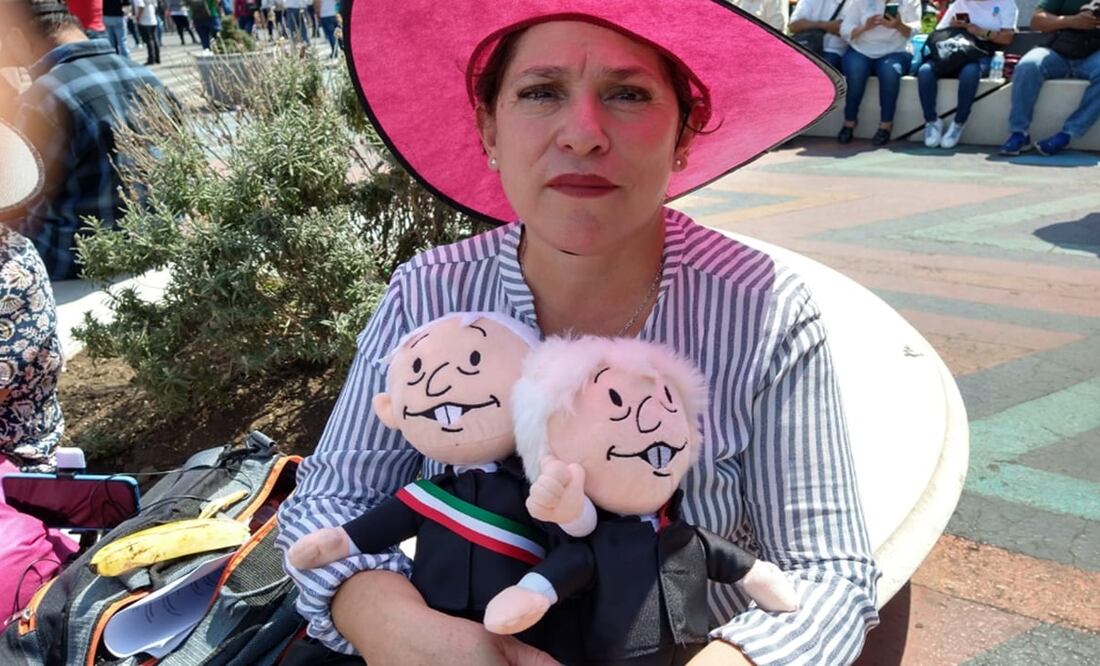 María de Jesús quien espera paciente a un costado del Zócalo, con dos peluches de Andrés Manuel López Obrador. Foto: Juan Carlos Cortés