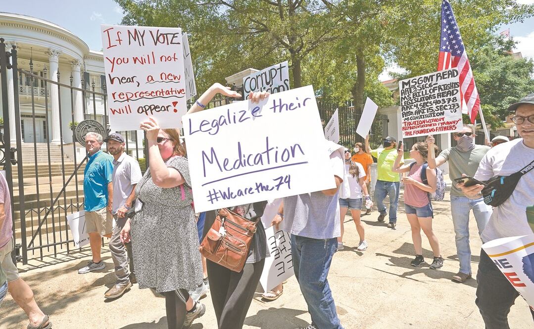 Manifestantes se reunieron frente a la casa del gobernador Tat Reeves para pedirle actuar frente a la revocación de una medida que legalizaba el uso médico de la marihuana. Foto: ROGELIO V. SOLIS. AP