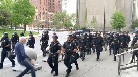 Qué se sabe del anciano herido por la policía al que Trump acusa de ser de Antifa