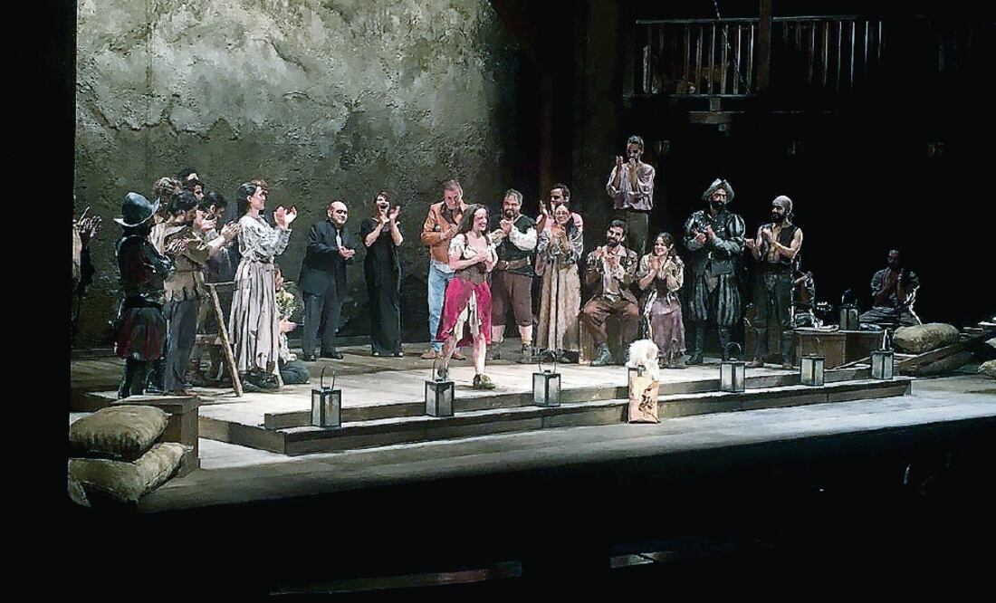 En la función 382 de la temporada, acompañaron a María como sus padrinos Mariana Garza, Edgar Vivar y Jesús Ochoa. (TWITTER)