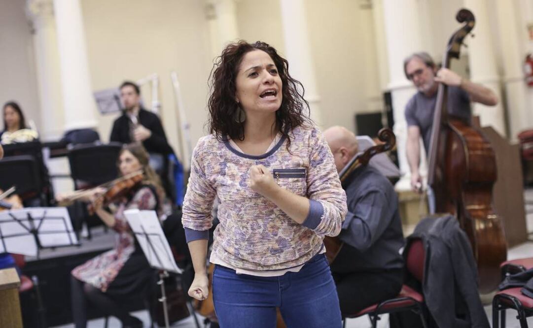 La batuta del alicantino Ignacio García-Vidal, el cante flamenco de la malagueña Rocío Bazán (en la imagen) y la selección de instrumentistas del Grupo Móviles presentan hoy en Buenos Aires la famosa partitura. FOTO: David Fernández/EFE.