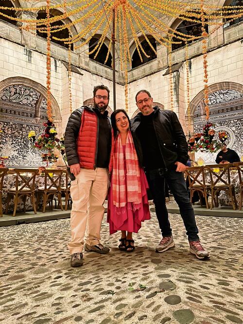 Gustavo Ángel (productor) , Betsabee Romero (artista) y Santiago García. Foto: Cortesía