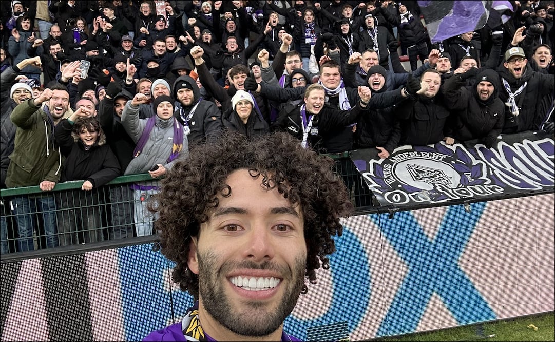 Afición del Anderlecht corea al Chino Huerta; el mexicano debutó con gol en Bélgica - Foto: @rscanderlecht (X)