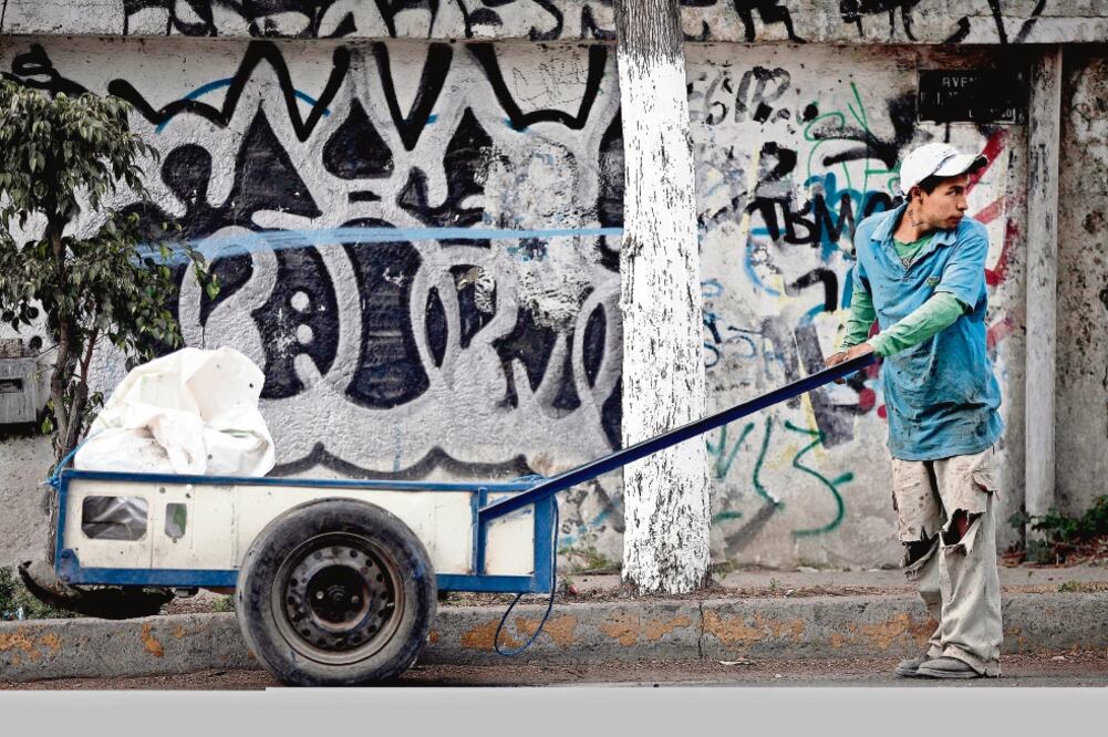 Trabajadores que se dedican a la compra de todo tipo de material metálico y cosas viejos piden tener un lugar en la industria del acero (ARCHIVO EL UNIVERSAL)