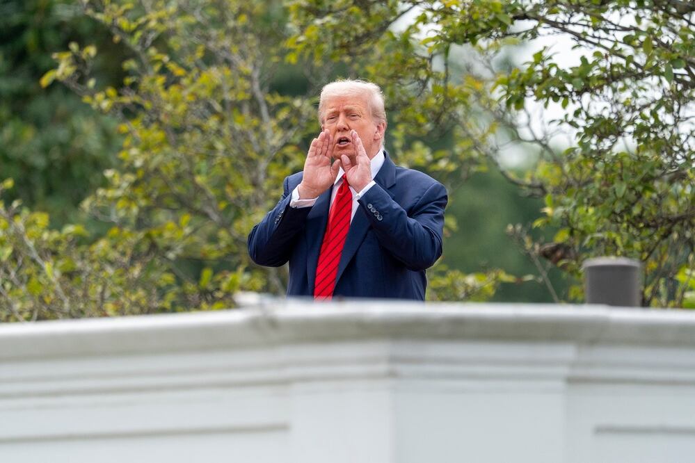 El presidente Donald Trump grita a reporteros, afuera de la Casa Blanca. FOTO: ALEX BRANDON. AP