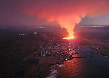FOTO: Las impresionantes imágenes de la erupción de un volcán al lado de un pueblo en Islandia