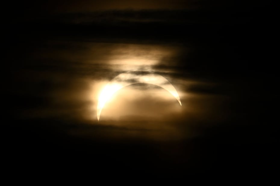 En Estocolmo, Suecia, la gente disfrutó desde el Observatorio del eclipse solar, que en esta zona se vio parcialmente. FOTO: EFE