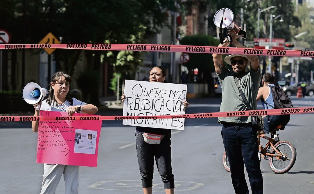 Vecinos cerraron la calle de Bucareli para protestar contra el campamento en la vía pública. Foto: Especial