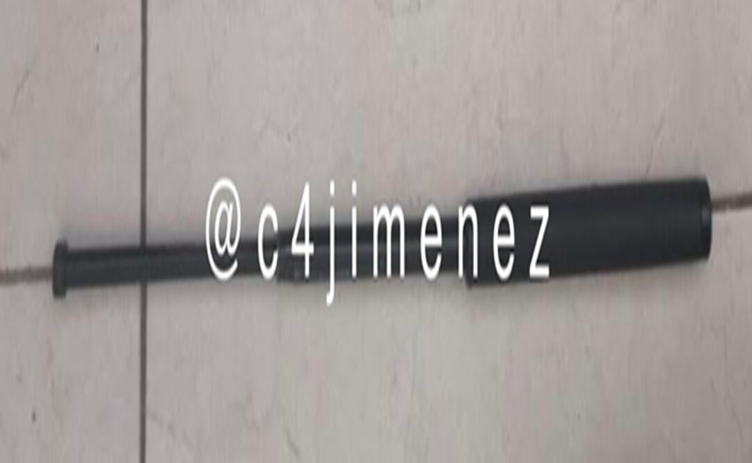 Bastón táctico y arma de fuego decomisados a agresor de automovilista sobre Eje 3 Oriente. Foto: tomada de Twitter @c4jimenez 