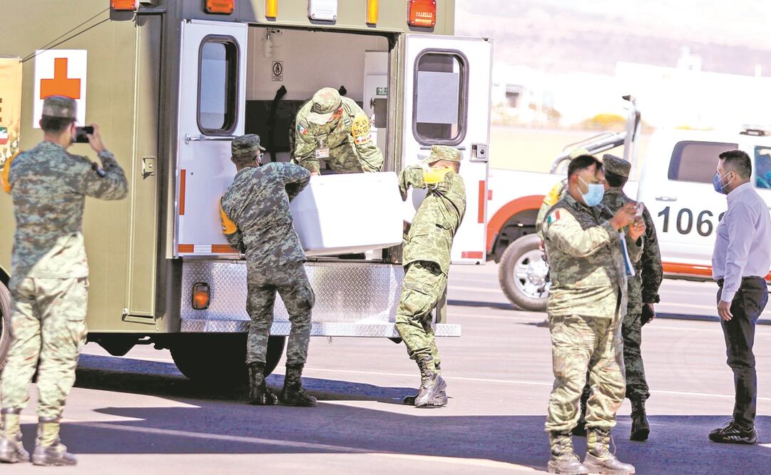 Ayer llegó al AICM, procedente de India, el primer embarque de vacunas de AstraZeneca, que representa 870 mil dosis. Foto: EFE