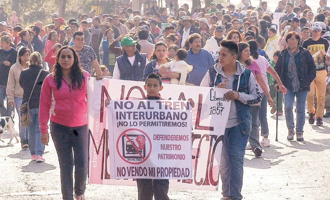 Un grupo de vecinos inconformes con la obra del Tren Interurbano México-Toluca ocasionó caos vehicular por alrededor de cinco horas (ARMANDO MONROY. CUARTOSCURO)