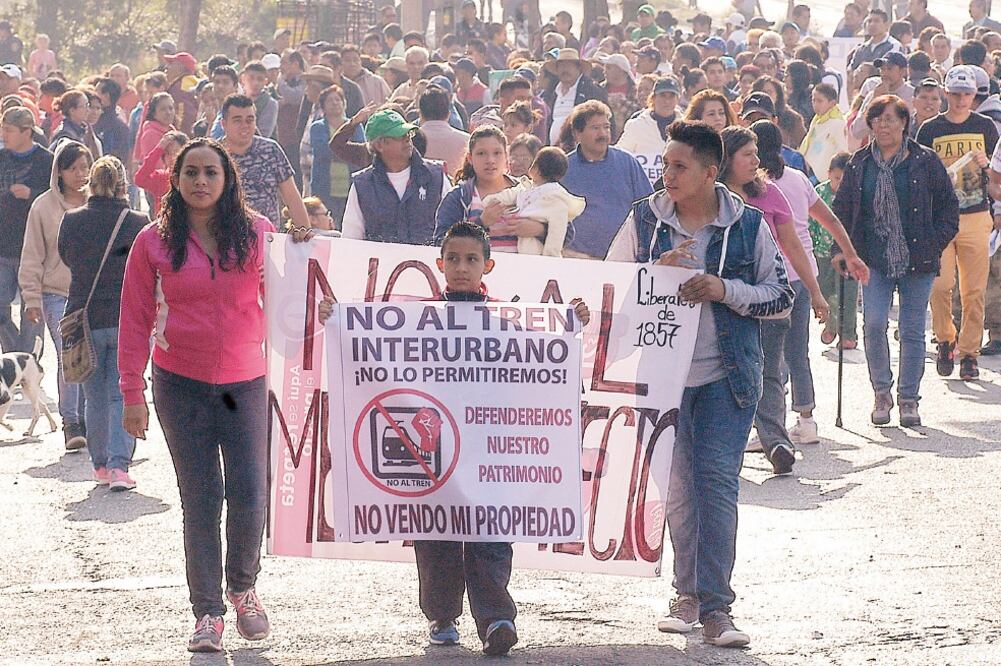 Un grupo de vecinos inconformes con la obra del Tren Interurbano México-Toluca ocasionó caos vehicular por alrededor de cinco horas (ARMANDO MONROY. CUARTOSCURO)