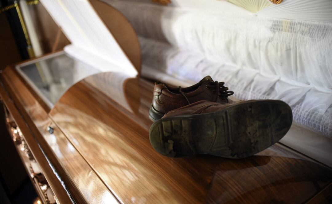 Los zapatos del periodista asesinado fueron colocados sobre el féretro que contienen sus restos. /EFE