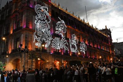 Encienden alumbrado de Día de Muertos en el Zócalo