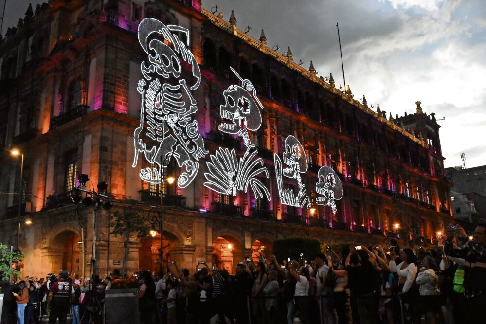 El decorado en el Zócalo capitalino rinde homenaje a José Guadalupe Posadas en el marco de los 110 años de su muerte. Foto: Eduardo Castañeda/El Universal