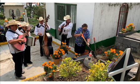 Crónica. Este año el Covid no detuvo a los mexicanos y así honraron a sus muertos