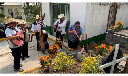 Crónica. Este año el Covid no detuvo a los mexicanos y así honraron a sus muertos
