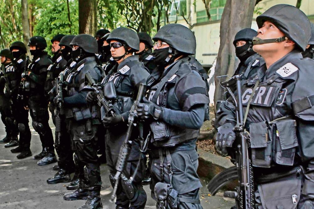 Más de 500 policías acudieron al lugar, donde a pesar de que siempre hay jóvenes resguardando el edificio, durante el operativo no se encontró a nadie (FERNANDO RAMÍREZ. EL UNIVERSAL)