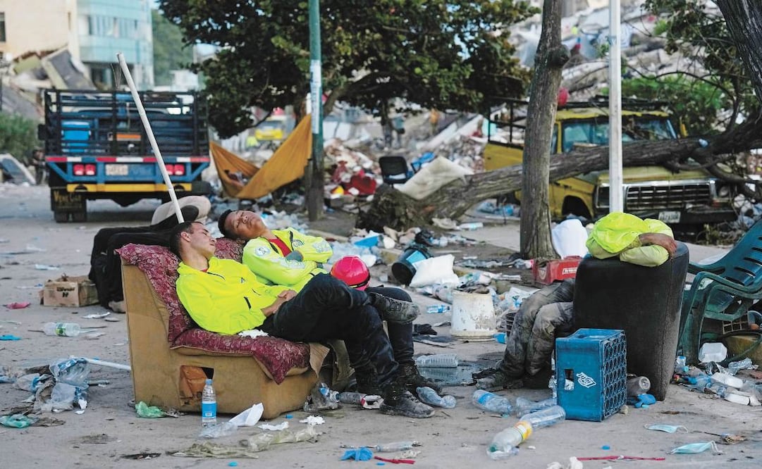 Agentes de policía que participan en las labores de rescate tras el terremoto duermen en La Guaira, Venezuela, el miércoles 1 de julio de 2026. (AP Foto/Fernando Vergara)