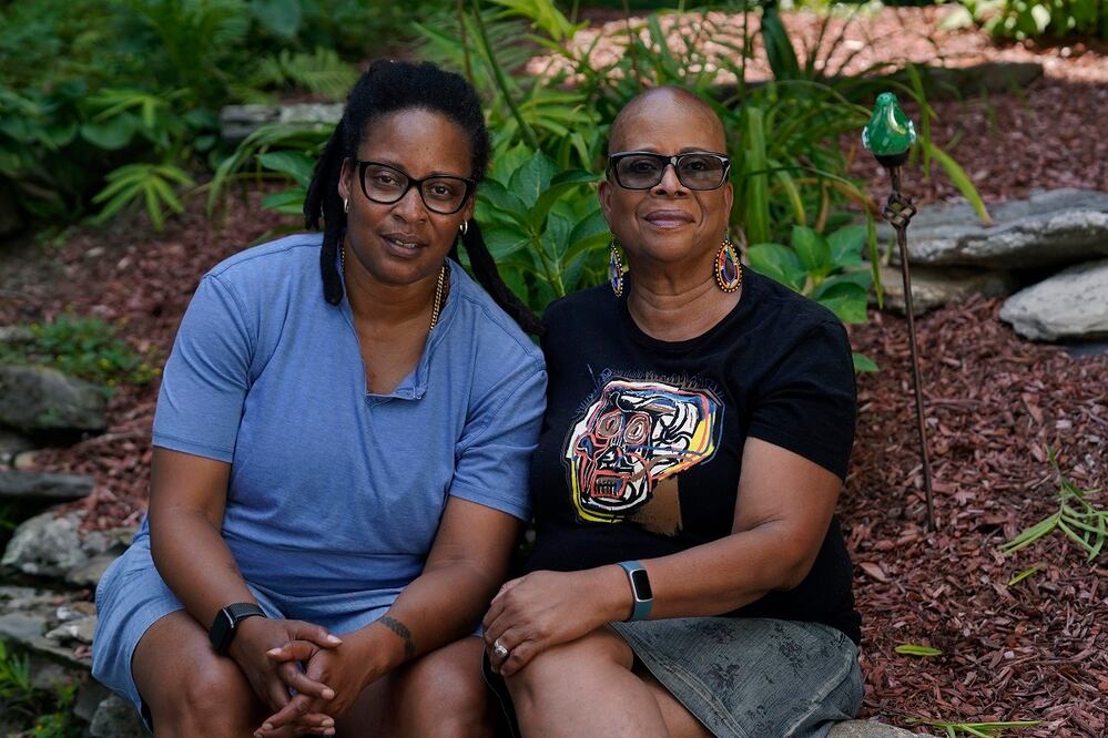 Angelique Webster, de Worcester (Massachusetts), a la izquierda, cineasta independiente, y su madre Gloria Webster, a la derecha, jubilada y residente en Raleigh (Carolina del Norte), posan el jueves 7 de septiembre de 2023 en un jardín detrás de la casa de Angelique, en Worcester. Las víctimas negras han sido en gran medida invisibles en la crisis de los abusos sexuales en la Iglesia católica, incluida Baltimore, donde Angelique sufrió abusos por parte del párroco de su parroquia. Gloria luchó mucho para que se hiciera justicia. El sacerdote fue condenado y expulsado. La familia llegó a un acuerdo con la archidiócesis en 1993. FOTO: STEVEN SENNE. AP
