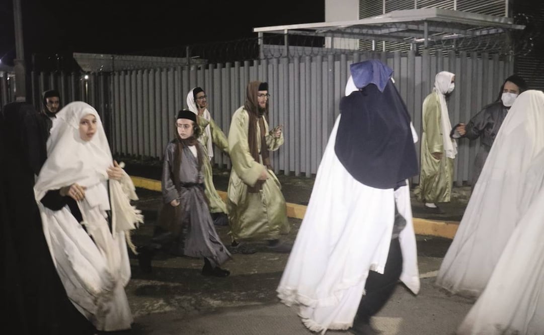 En medio de la oscuridad, las personas dejaron el centro habilitado para migrantes y subieron a una camioneta con destino a Guatemala. Foto: EFE