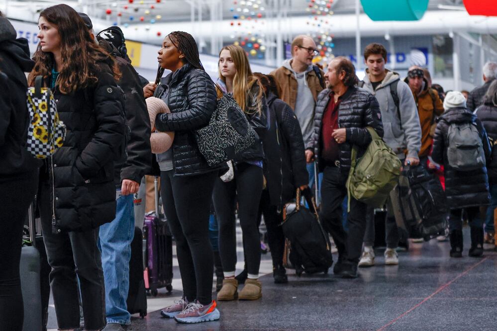 Los viajeros esperan en la fila para registrarse para sus vuelos en el Aeropuerto Internacional O'Hare, en Chicago. Foto: AFP
