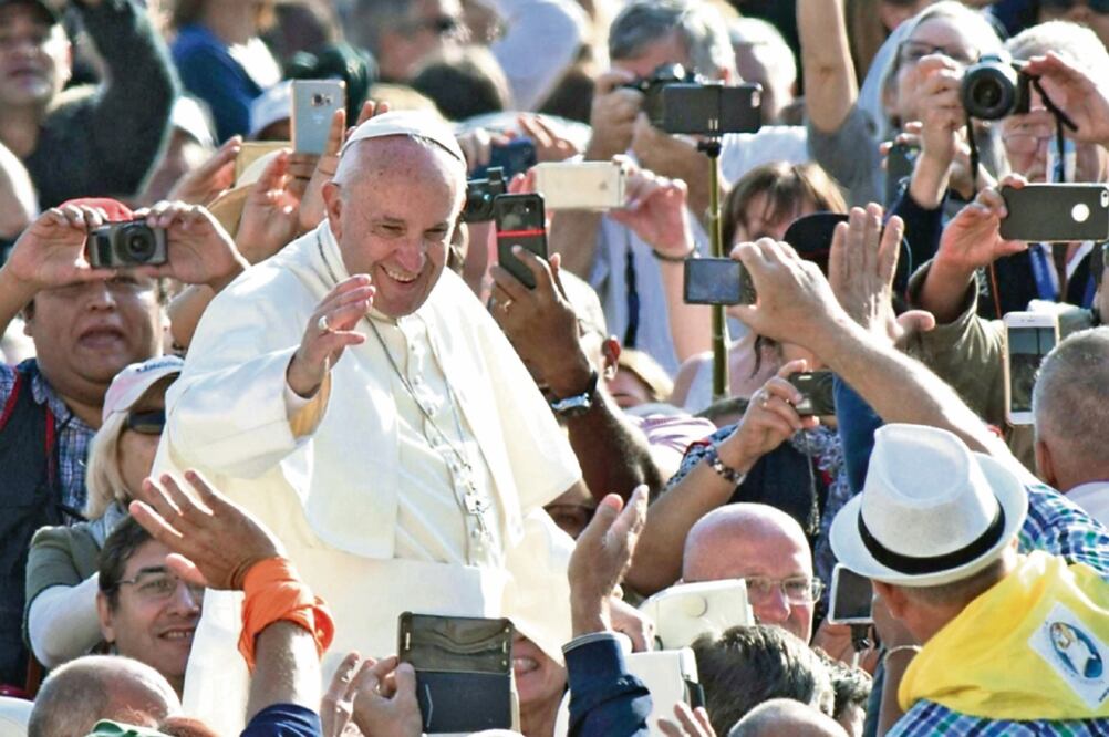 El papa Francisco recorrió la Plaza de San Pedro y escuchó a mexicanos entonar La Guadalupana (GIORGIO ONORATI. EFE)